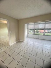 8515 Sunrise Lakes Blvd, Unit 303 in Sunrise, FL - Foto de edificio - Building Photo