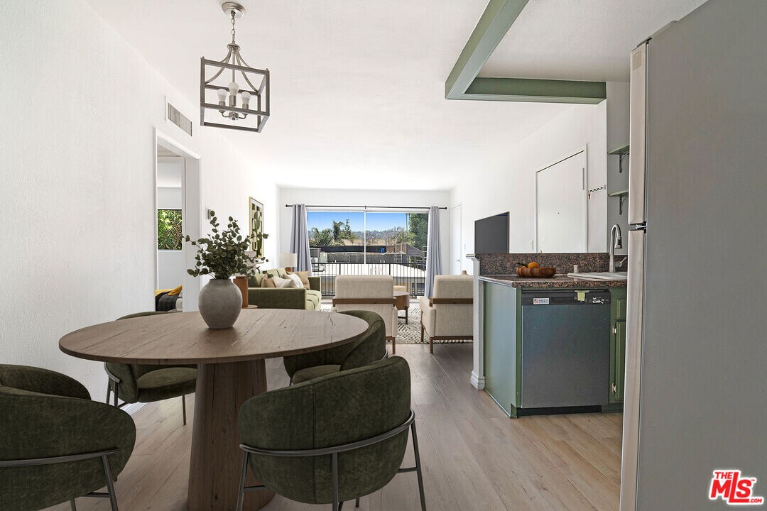 14560 Clark St in Los Angeles, CA - Building Photo