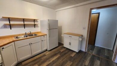 4003 Garfield St, Unit Downstairs in Anchorage, AK - Foto de edificio - Building Photo