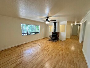 11616 Alta Sierra Dr in Grass Valley, CA - Building Photo - Building Photo