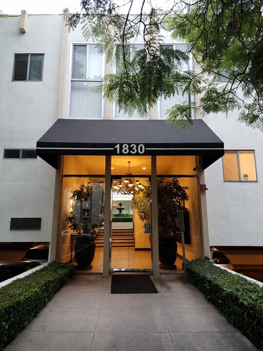 1830 Greenfield Ave, Unit 9 in Los Angeles, CA - Building Photo