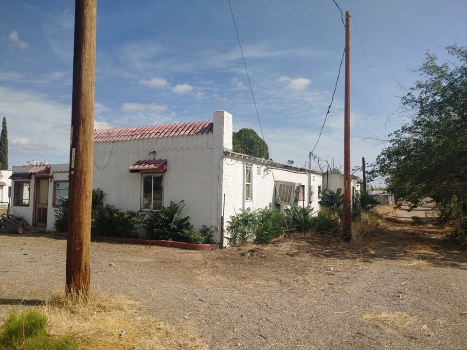 218 W Business Loop in Bowie, AZ - Building Photo