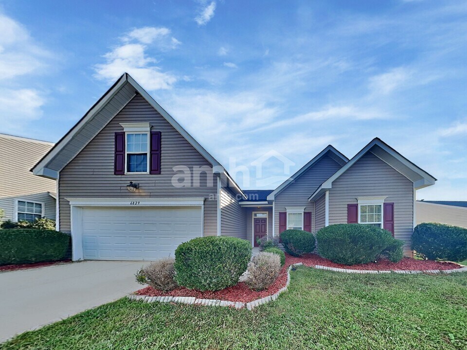 6829 Ayrshire Glen Pl in Charlotte, NC - Foto de edificio