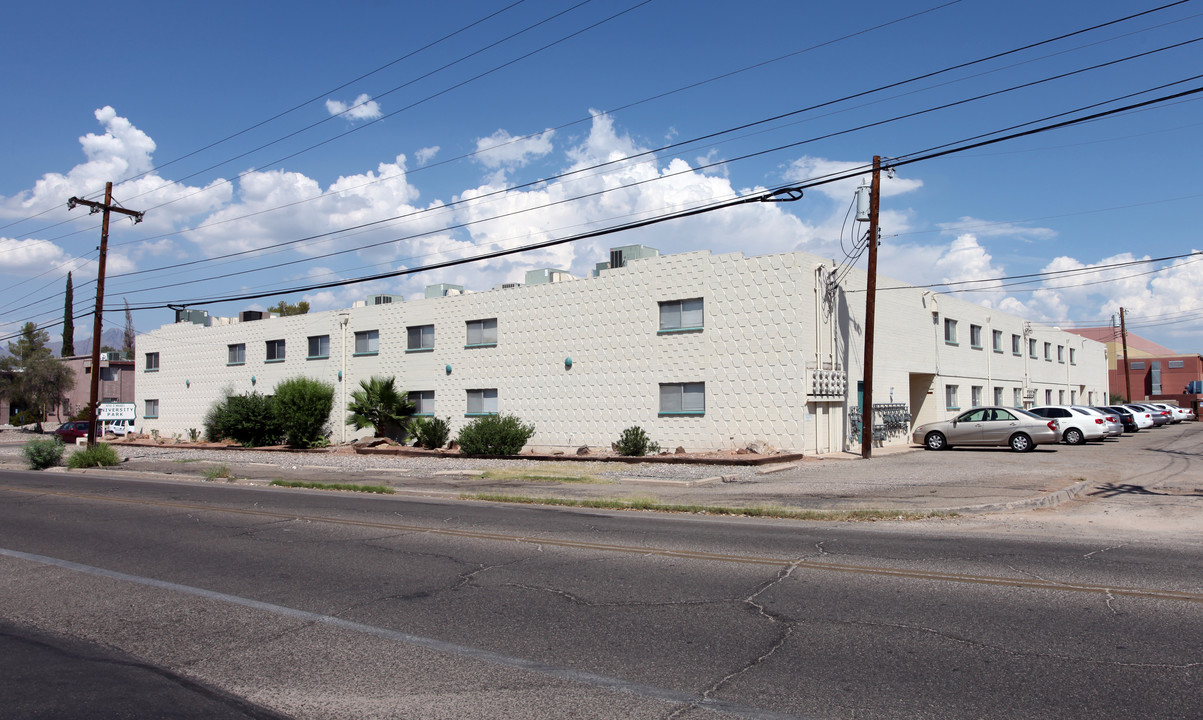 University Park Apartments in Tucson, AZ - Building Photo