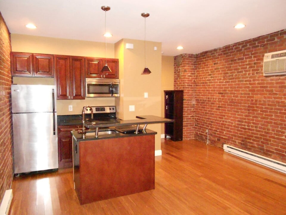 98 Knight St in Providence, RI - Building Photo