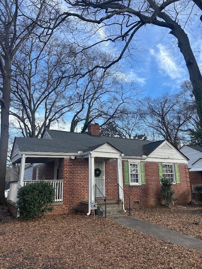 1321 Sharon St NW in Atlanta, GA - Foto de edificio - Building Photo