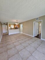 1447 Lake Crystal Dr in West Palm Beach, FL - Building Photo