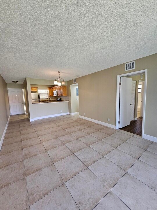 1447 Lake Crystal Dr in West Palm Beach, FL - Building Photo