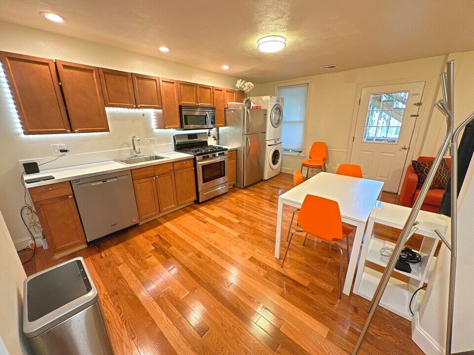 130 W 8th St, Unit 1 in Boston, MA - Building Photo
