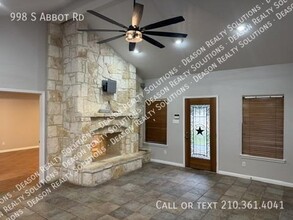 998 S Abbot Rd in Adkins, TX - Building Photo - Building Photo