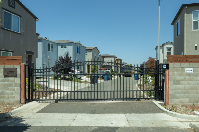 Winding Meadow Village in Sacramento, CA - Foto de edificio - Building Photo