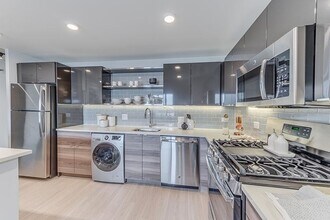 2233 S Highland Ave in Lombard, IL - Foto de edificio - Building Photo