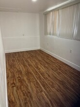 14213 Hubbard St in Sylmar, CA - Foto de edificio - Building Photo