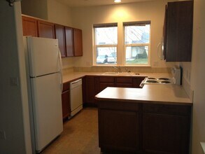 5761 Montclaire Way in Springfield, OR - Building Photo - Building Photo