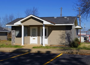 Mound Plaza Apartments in Moundville, AL - Building Photo - Building Photo