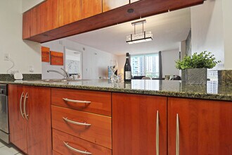 1200 Brickell Bay Dr in Miami, FL - Building Photo - Building Photo