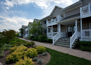 Fairfield On The Lake in Bay Shore, NY - Building Photo - Building Photo