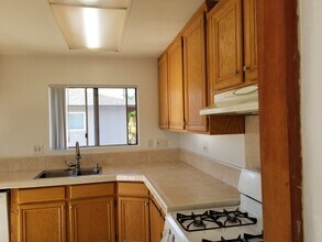 16651 Bartlett Ln, Unit 4 in Huntington Beach, CA - Building Photo - Building Photo