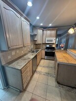 220 Sheridan St, Unit 3rd in Bridgeport, CT - Building Photo