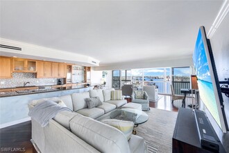 250 Park Shore Dr in Naples, FL - Building Photo - Building Photo