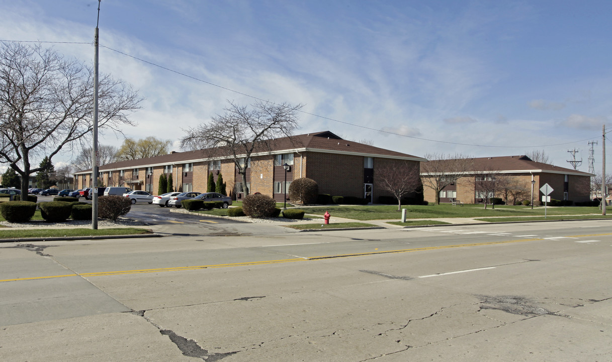 Villa Nova Apartments in Kenosha, WI - Building Photo