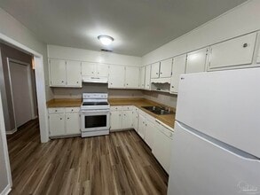 1350 Fairchild St in Pensacola, FL - Building Photo - Building Photo