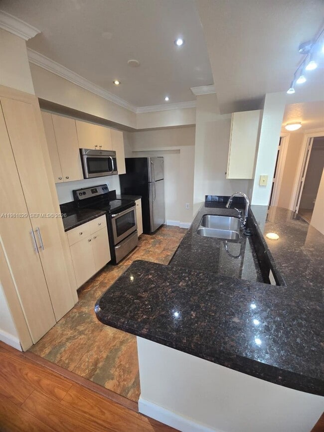 2536 Centergate Dr in Miramar, FL - Building Photo - Building Photo