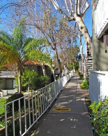 Park Victoria Apartments in Montebello, CA - Foto de edificio - Building Photo