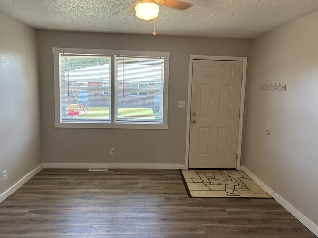 2027 S Ingram Mill Rd in Springfield, MO - Building Photo - Building Photo