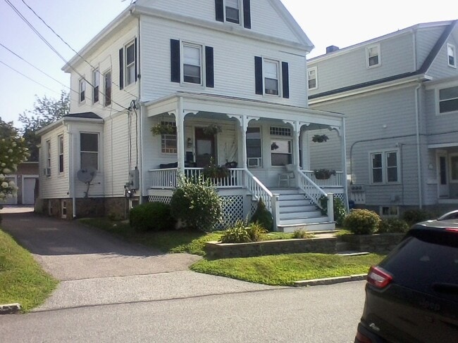 18 Brooks Ave, Unit #2 in Newport, RI - Building Photo - Building Photo