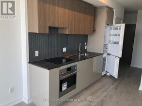 161-4161 Roehampton Ave in Toronto, ON - Building Photo - Building Photo
