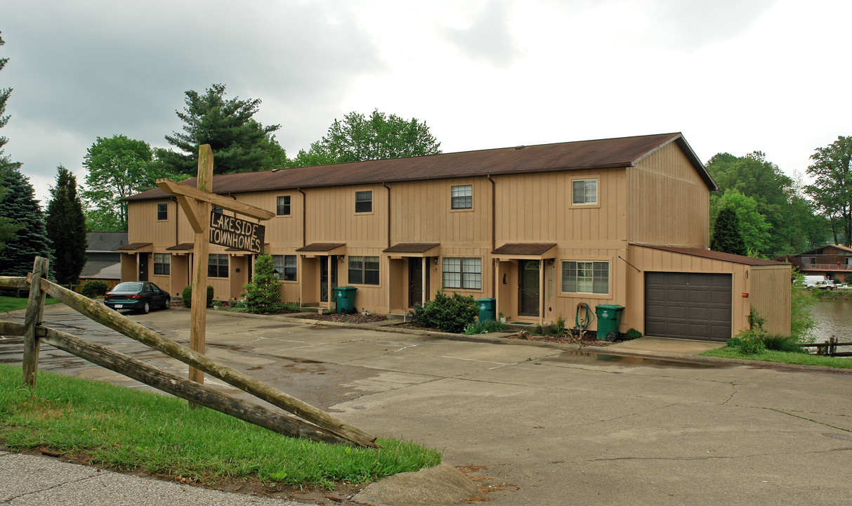 Lakeside Townhomes in Hurricane, WV - Building Photo