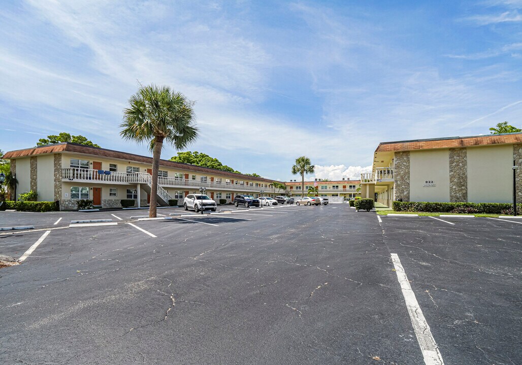923 22nd Pl, Unit 112 in Vero Beach, FL - Building Photo