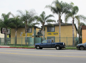 10700 S Main St in Los Angeles, CA - Foto de edificio - Building Photo