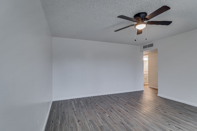 1013 Mira Loma Dr in Bakersfield, CA - Foto de edificio - Building Photo