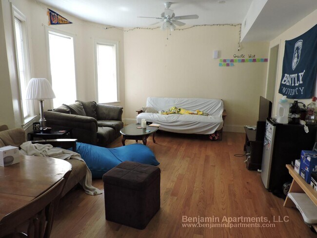 74 Brooks St, Unit 1 in Boston, MA - Foto de edificio - Building Photo