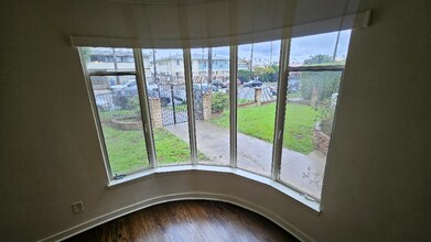 1629 N Hobart Blvd in Los Angeles, CA - Foto de edificio - Building Photo