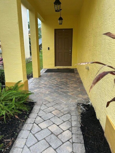 9426 Windrift Cir, Unit 506 in Fort Pierce, FL - Building Photo - Building Photo