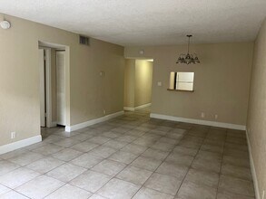 11131 Royal Palm Blvd, Unit #1 in Coral Springs, FL - Foto de edificio - Building Photo