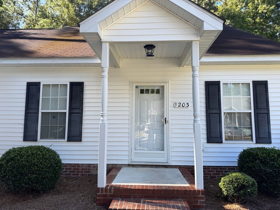 1203 Stoneridge Ln in Rocky Mount, NC - Building Photo
