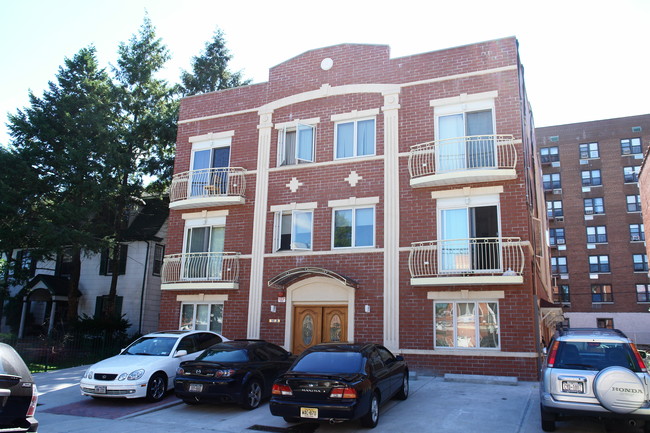 14726 Barclay Ave in Flushing, NY - Foto de edificio - Building Photo