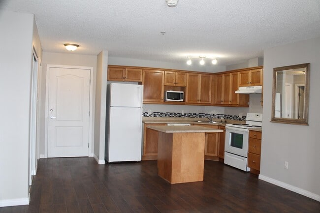 9357 Simpson Dr NW in Edmonton, AB - Building Photo - Building Photo