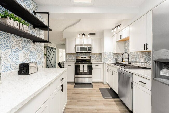 1213 N Pine Hills Rd in Orlando, FL - Building Photo - Building Photo