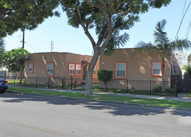 7109 Corona Ave in Bell, CA - Foto de edificio - Building Photo