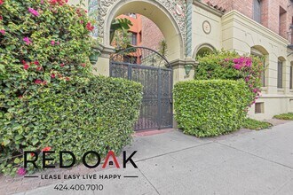 5757 Franklin Ave in Los Angeles, CA - Foto de edificio - Building Photo