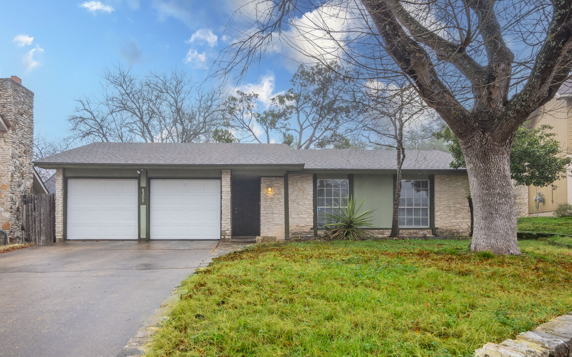 8209 Belclaire Cir in Austin, TX - Building Photo