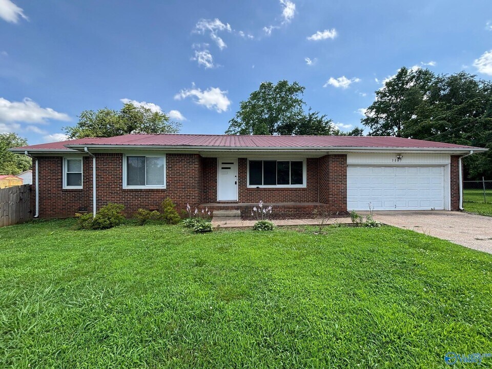 3007 Winchester Rd NW in Huntsville, AL - Building Photo