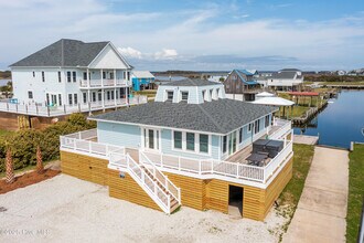 304 Marina Way in North Topsail Beach, NC - Building Photo - Building Photo