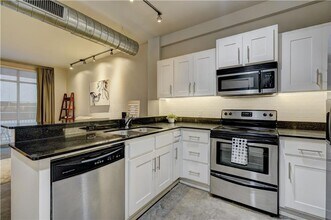 1 NE 2nd St, Unit 304 in Oklahoma City, OK - Foto de edificio - Building Photo