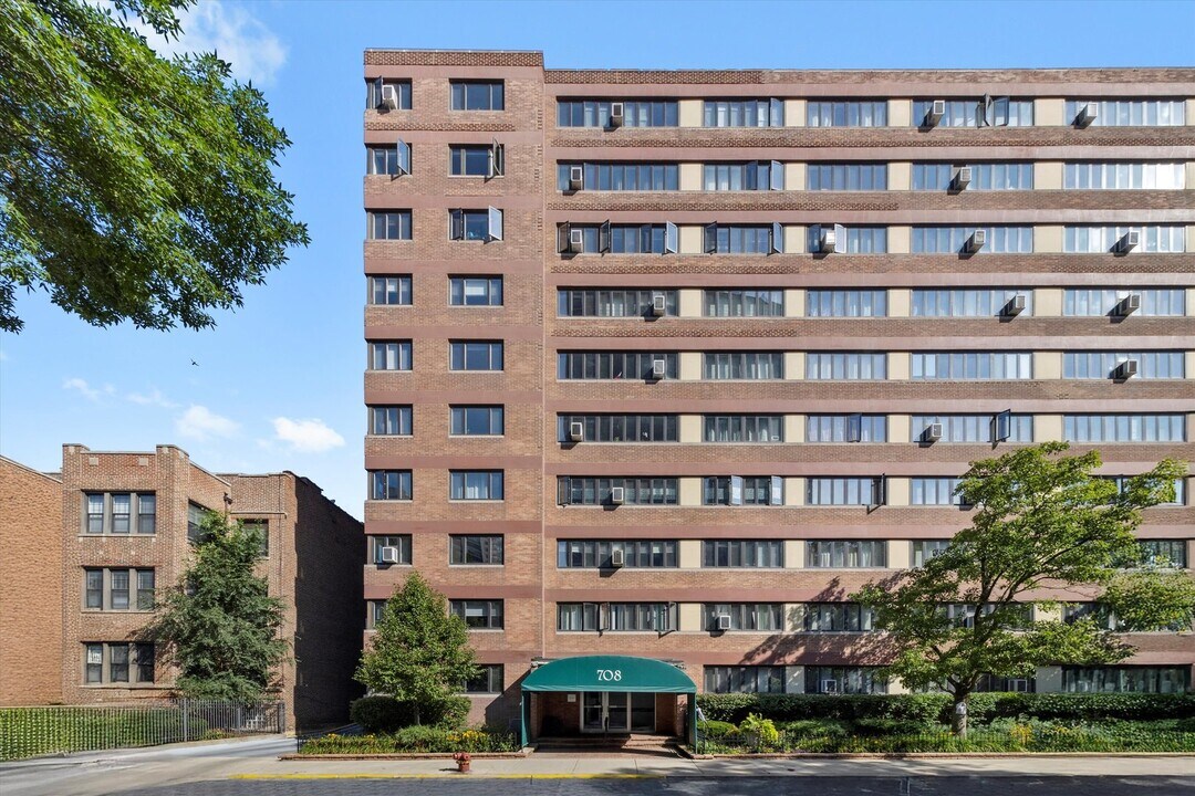 708 W Bittersweet Pl in Chicago, IL - Building Photo